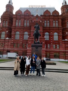 Программа профессионального ориентирования Мы посетим легендарные университеты: МГТУ им. Баумана — знакомство с инженерными специальностями РУДН — международные программы и стажировки МГИМО — встречи с студентами факультетов международных отношений ВШЭ — современные подходы к образованию ИТМО — инновации и IT-направления